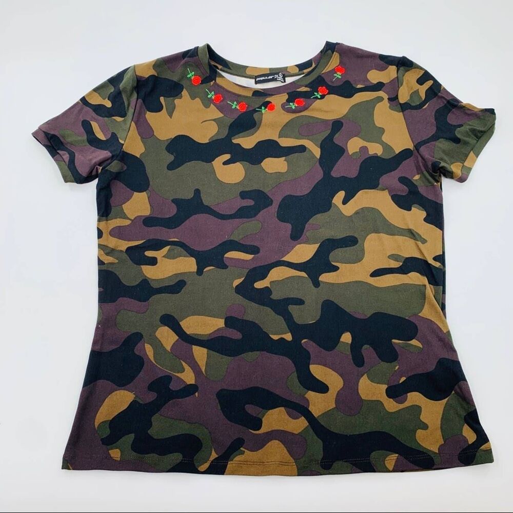 Popular21 Camo Print T-shirt with Embroidered Rose Large